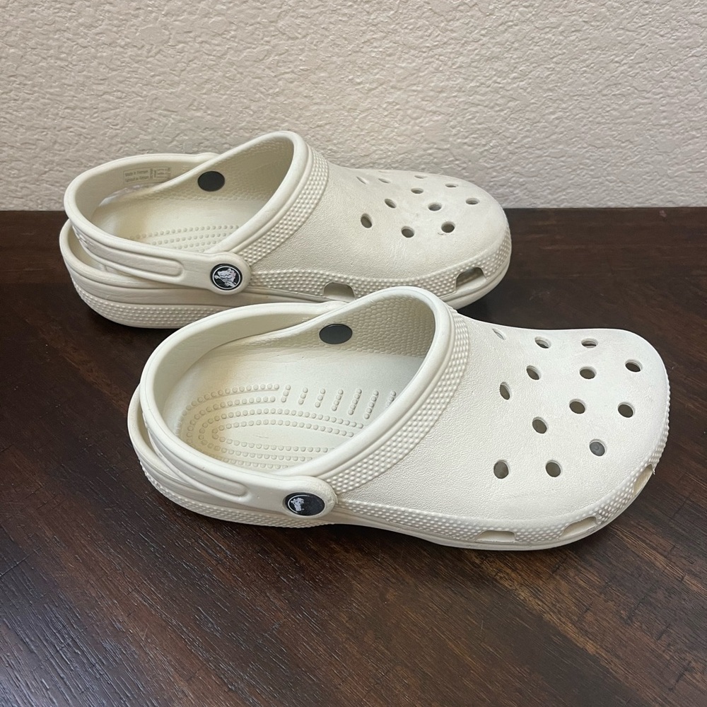 Pre-loved Crocs - Picture 2 of 9